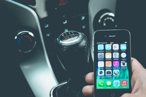 A telefon-kihangosító sem veszélytelen az autóban