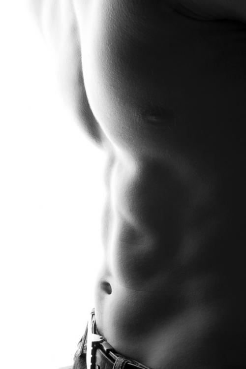 Chips? - Csillogó mellkas, feszülő tanga 