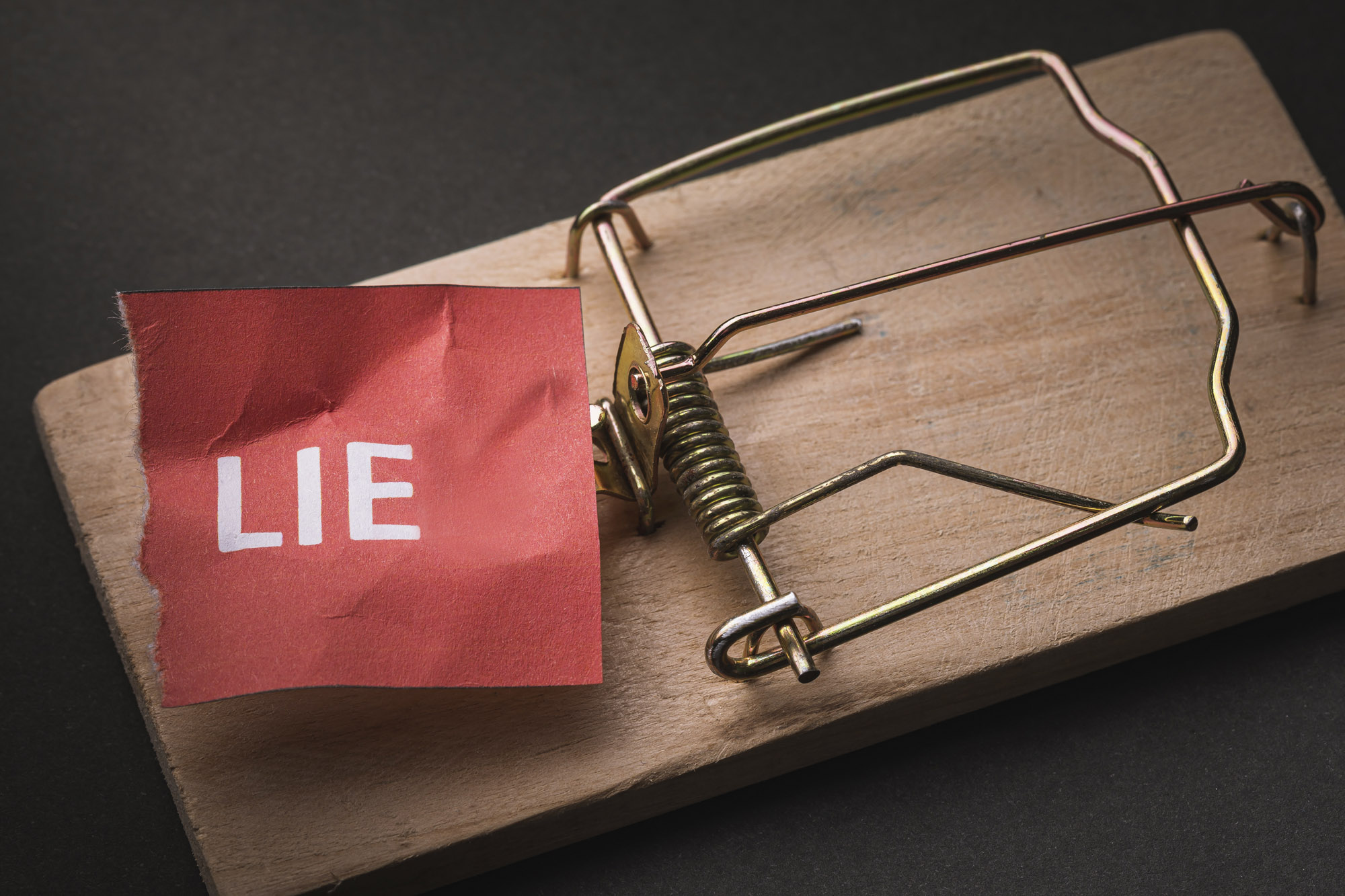 Ügyesen hazudó emberek vagy meggyőzőbb hazugságok?