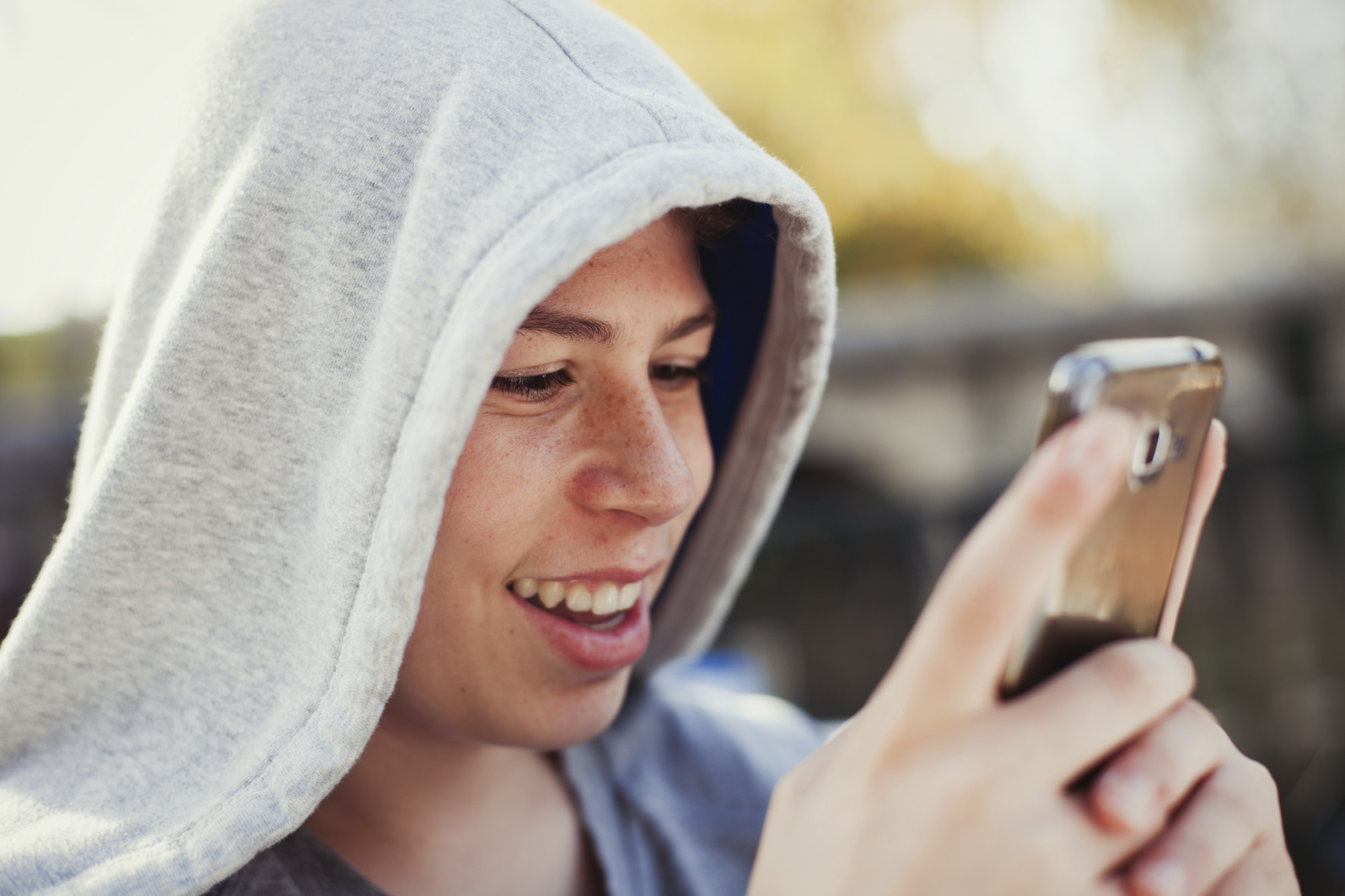 Önnek is sokat nyomkodja a gyereke a telefonját? Ettől még nem lesz függő!