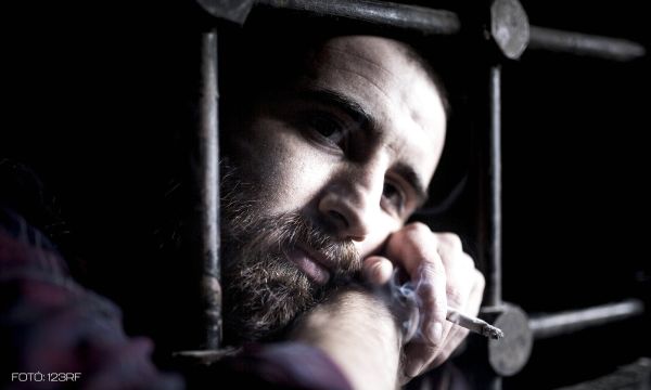 A börtön ablakába